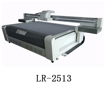 LR-2513通常我們也稱為萬(wàn)能打印機(jī)，他是根據(jù)國(guó)際標(biāo)準(zhǔn)尺寸而來(lái)，加上這種uv機(jī)器不收材質(zhì)約束，差不多什么都可以打印，通常我們也稱之為萬(wàn)能打印機(jī)